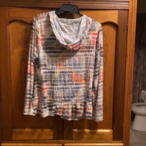 Sweatshirt style with bottom ruffle and hood - Picture 4 of 4